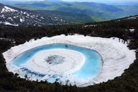 Hồ mắt rồng huyền diệu chỉ xuất hiện vào mùa xuân ở Nhật Bản