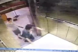 Cắm cúi với điện thoại, người phụ nữ TQ bị đứt mất chân