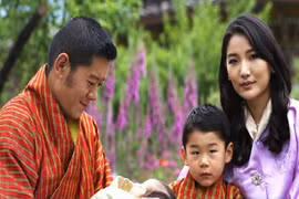 Hoàng tử Bhutan ra đồng làm ruộng, không được sinh nhật tới 20 tuổi