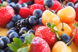 Mẹ ăn trái cây, uống sữa sau sinh khiến con gặp nguy hiểm?