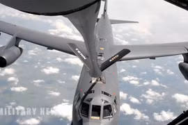 Video: Cận cảnh quá trình máy bay ném bom B-52 tiếp liệu trên không