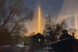 Những cột sáng kỳ lạ rọi lên bầu trời ở phía bắc nước Mỹ