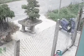 Video: Ô tô tông người đàn ông văng xa 5 mét