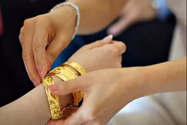 Mẹ chồng bắt nàng dâu mới tháo hết vàng cưới ra để cất đi