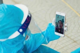 Nữ sinh năm nhất vừa học online vừa tình nguyện trong khu cách ly