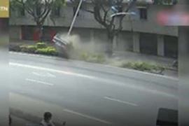 Video: Ô tô lộn trên dải phân cách, san phẳng cột đèn vì tài xế say