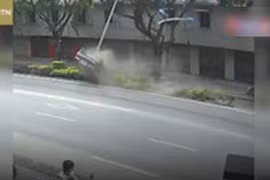 Video: Ô tô lộn trên dải phân cách, san phẳng cột đèn vì tài xế say