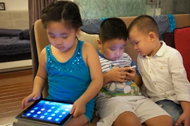 Ông chủ Facebook còn dặn con rời smartphone, sao ta cứ cắm đầu vô?