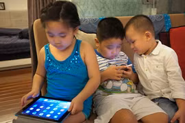 Ông chủ Facebook còn dặn con rời smartphone, sao ta cứ cắm đầu vô?