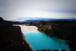 Hồ nước có vẻ đẹp ngang ngửa Maldives nhưng rất độc hại ở Nga