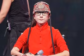 Mai Siêu Phong Dương Lệ Bình ngồi xe lăn, có người đẩy lên máy bay