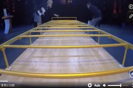 Video: Cô gái lập kỷ lục thế giới khi chui qua gầm