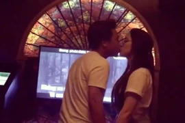 Bạn trai Hòa Minzy tặng người yêu "quà khủng" cực ngọt ngào