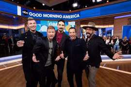 Video: Nhóm nhạc huyền thoại Backstreet Boys giúp fan cầu hôn