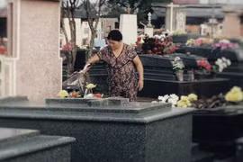 Người mẹ 10 năm chăm mộ con trai khiến nhiều người rơi nước mắt