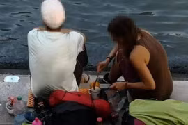 Ngồi pha cà phê trên cầu, du khách bị phạt nặng và đuổi khỏi Venice