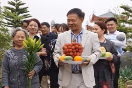 Con cháu "sắm’" iPhone, thẻ ATM… đi tảo mộ cho tổ tiên