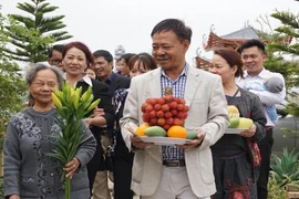 Con cháu "sắm’" iPhone, thẻ ATM… đi tảo mộ cho tổ tiên