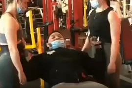 Video : Vận động viên thể hình nâng cùng lúc 2 người phụ nữ