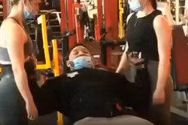Video : Vận động viên thể hình nâng cùng lúc 2 người phụ nữ