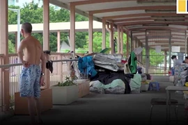 Video: Cuộc sống 'thượng lưu' trên cây cầu bỏ hoang