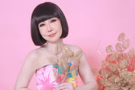 NSƯT Thanh Kim Huệ tuổi 66 trẻ trung, sành điệu qua ống kính của chồng