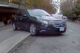 Video: Tài xế đạp nhầm chân ga, ôtô lùi hết tốc độ rồi lật ngửa