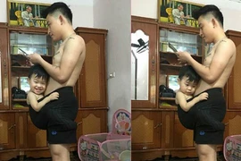 “Phát sốt'' với em bé thích chui vào quần bố ngồi mới chịu ngủ