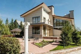 Bên trong ngôi nhà có vẻ ngoài đơn điệu