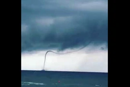 Video: Vòi rồng cao hàng trăm mét trên biển