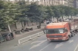 Video: Xe tải mất kiểm soát đâm vào tòa nhà gây ra vụ cháy lớn