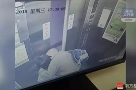 Những 'kẻ biến thái' cưỡng hôn trẻ em trong thang máy gây phẫn nộ