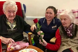 Sau 80 năm chung sống, cặp vợ chồng cùng qua đời trong một ngày