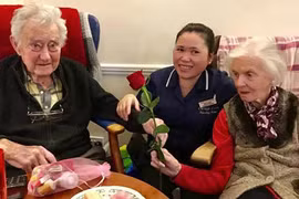 Sau 80 năm chung sống, cặp vợ chồng cùng qua đời trong một ngày