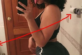 Điều kỳ lạ đằng sau ảnh selfie nóng bỏng của cô gái