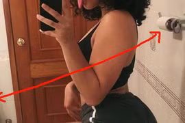 Điều kỳ lạ đằng sau ảnh selfie nóng bỏng của cô gái