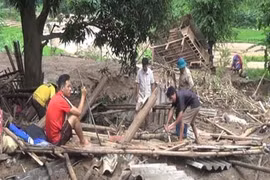 Video: Người dân Mường Lát nuốt nước mắt tìm đồ trong đống đổ nát sau lũ