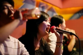 Hát karoke sau các cuộc nhậu, tưởng lành mà hại không tưởng