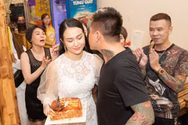 Vợ Tuấn Hưng bên cạnh động viên trong chuỗi ngày khó khăn của chồng