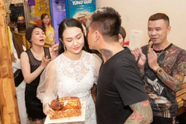 Vợ Tuấn Hưng bên cạnh động viên trong chuỗi ngày khó khăn của chồng