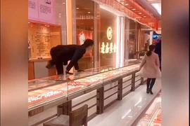Video: Trò đùa khiến nhân viên bán hàng một phen đứng tim