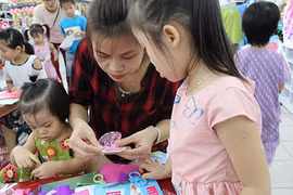 Bí quyết để các ông bố, bà mẹ cai nghiện điện thoại cho con