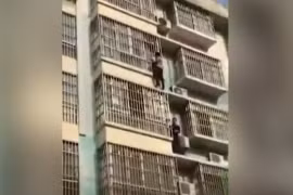 Video: Giải cứu bé trai treo lơ lửng ở tầng 4 chung cư