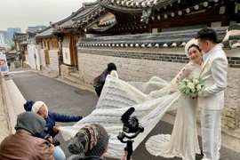 Ốc Thanh Vân và chồng diện đồ kỷ niệm 11 năm ngày cưới