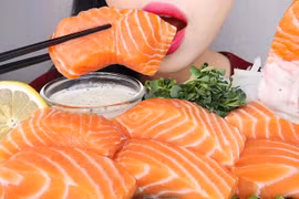 Video: Cô gái Hàn Quốc ăn hết khay cá hồi đặc biệt trong một nốt nhạc