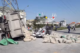 Video: Vào cua gấp, xe chở xi măng lật đè lên xe con, 2 người thương vong