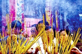 Thắp bao nhiêu nén hương khi lễ Phật mới đúng? 