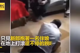 Chú rể ngang nhiên cưỡng hôn phù dâu trong phòng tân hôn