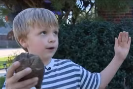 Cậu bé 6 tuổi tìm thấy "răng khủng long" và sự thật bất ngờ