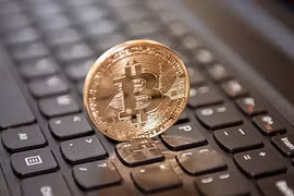 Facebook cấm quảng cáo liên quan đến tiền số